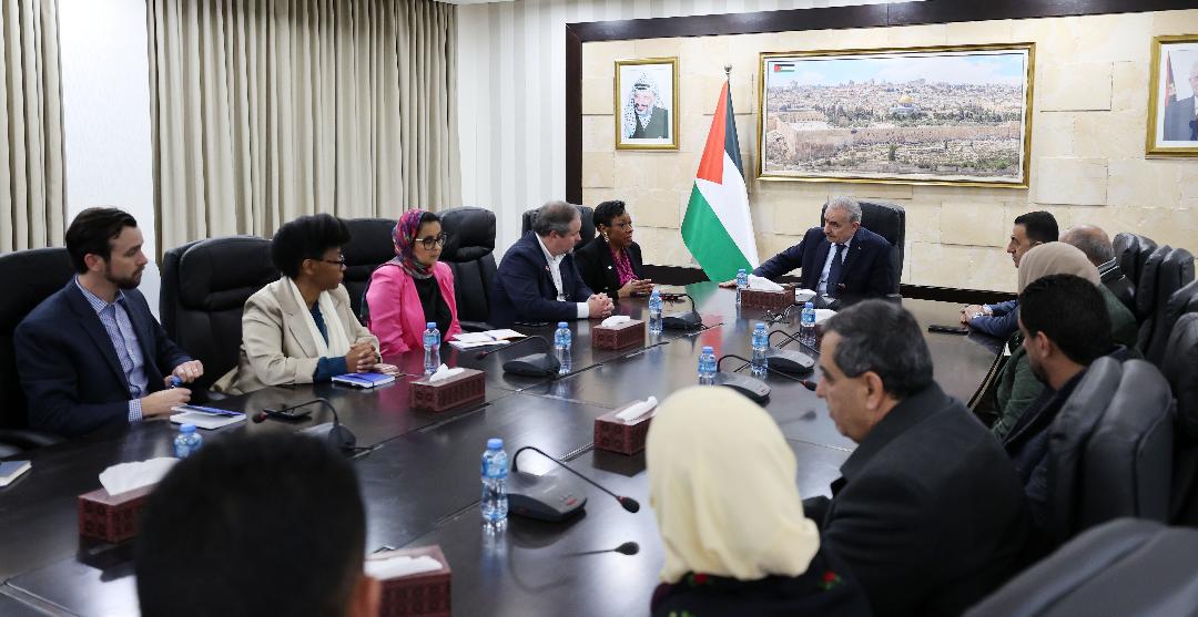 رئيس الوزراء لدى استقبال وفد الاتحاد العالمي للمعلمين